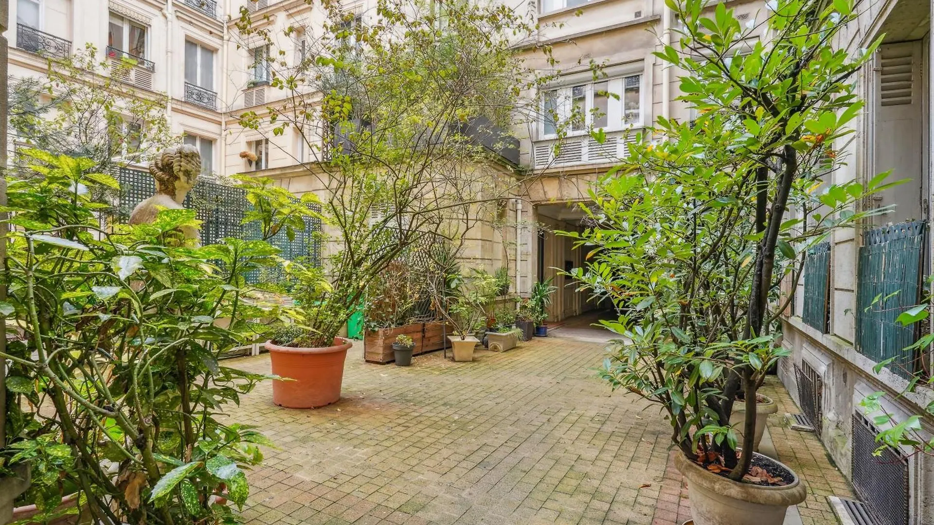 Luxury La Tour Apartment Paris
